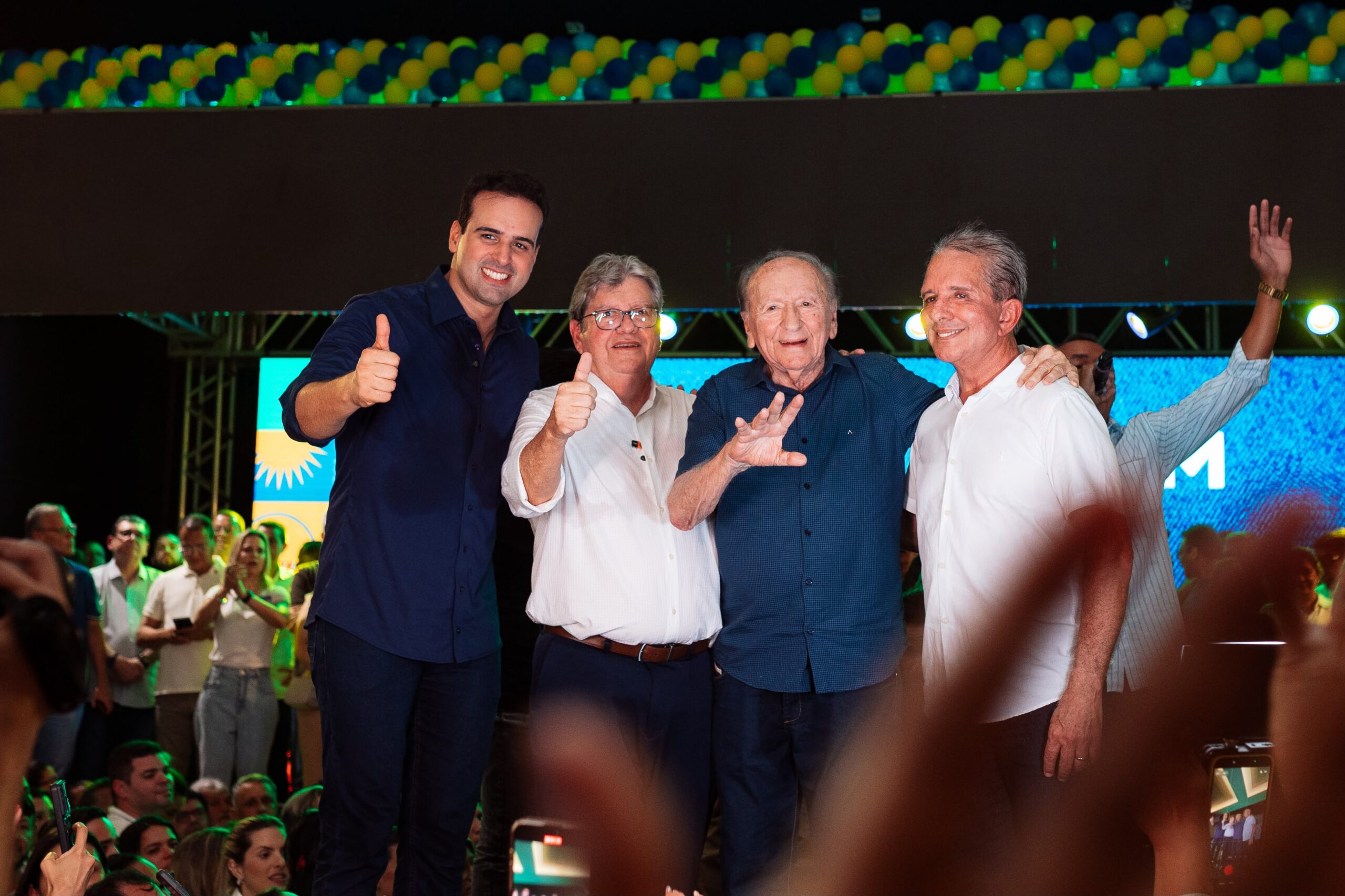 Nabor Wanderley durante agenda política ao lado de lideranças municipais na Paraíba.