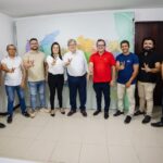 João Azevêdo ao lado de lideranças políticas de Jacaraú durante anúncio de apoio à candidatura ao Senado.
