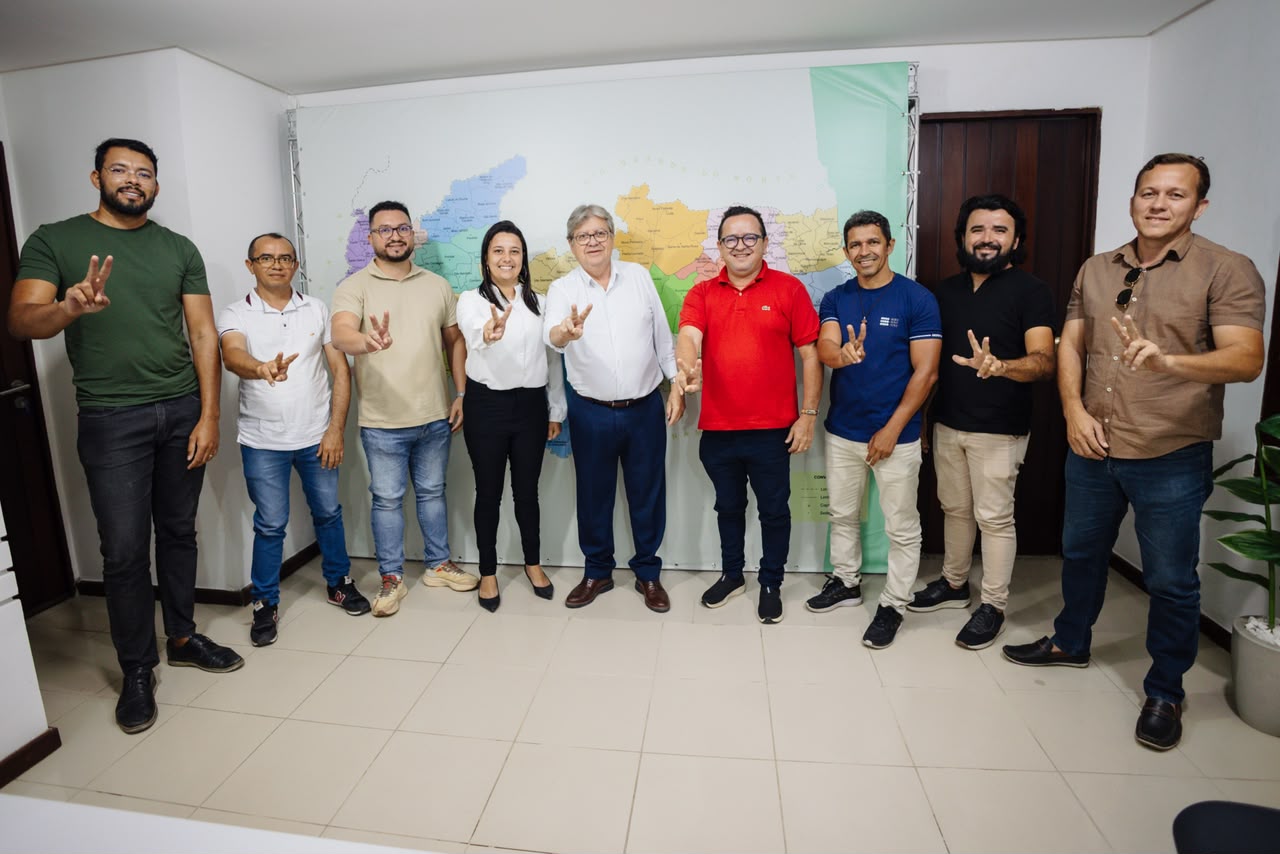 João Azevêdo ao lado de lideranças políticas de Jacaraú durante anúncio de apoio à candidatura ao Senado.