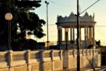 Vista do Centro Histórico e da orla de João Pessoa, cidade que completa 441 anos com investimentos em preservação e desenvolvimento urbano.