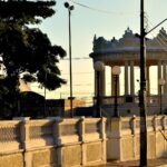 Vista do Centro Histórico e da orla de João Pessoa, cidade que completa 441 anos com investimentos em preservação e desenvolvimento urbano.