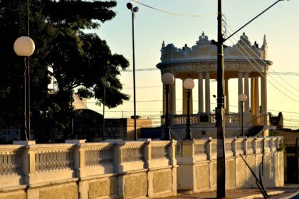 Vista do Centro Histórico e da orla de João Pessoa, cidade que completa 441 anos com investimentos em preservação e desenvolvimento urbano.