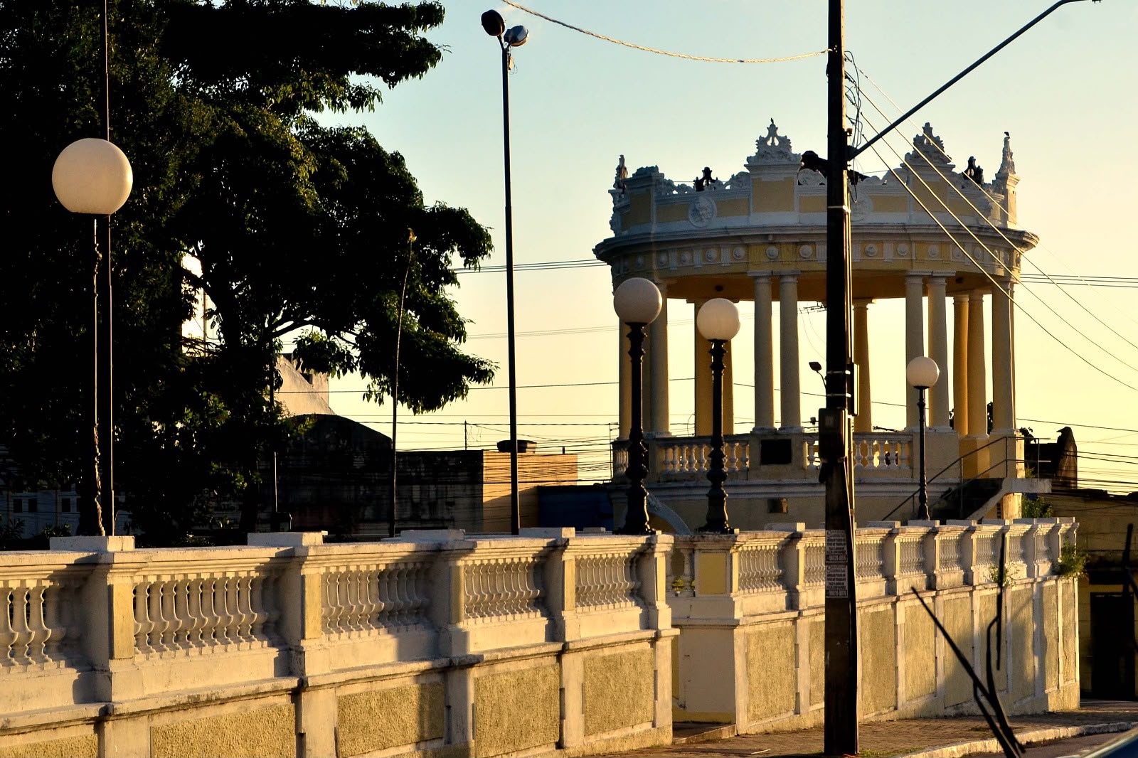 Vista do Centro Histórico e da orla de João Pessoa, cidade que completa 441 anos com investimentos em preservação e desenvolvimento urbano.