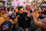 Lucas Ribeiro durante caminhada com moradores no Jardim Veneza, em João Pessoa.