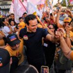 Lucas Ribeiro durante caminhada com moradores no Jardim Veneza, em João Pessoa.