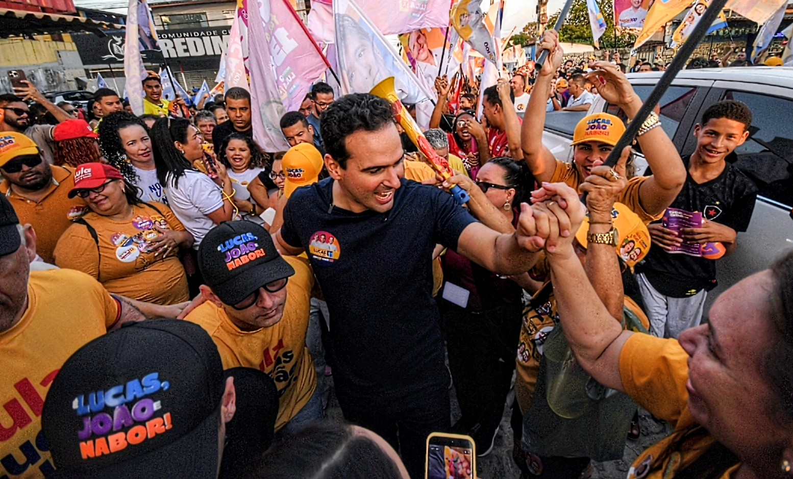Lucas Ribeiro durante caminhada com moradores no Jardim Veneza, em João Pessoa.
