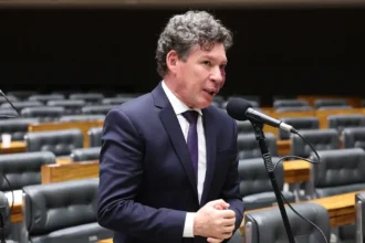 Hugo Motta, presidente da Câmara dos Deputados, durante anúncio sobre a comissão mista da MP 1.357/2026.