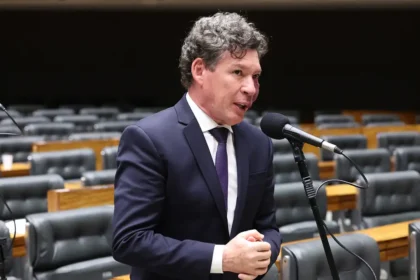 Hugo Motta, presidente da Câmara dos Deputados, durante anúncio sobre a comissão mista da MP 1.357/2026.
