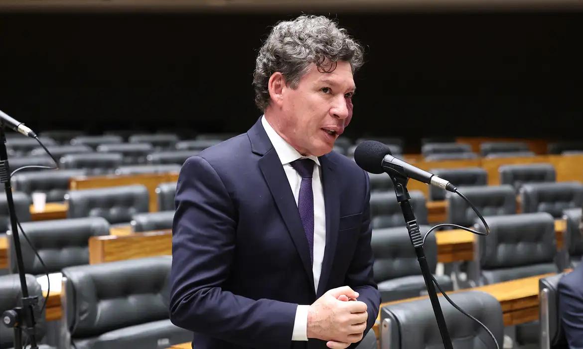 Hugo Motta, presidente da Câmara dos Deputados, durante anúncio sobre a comissão mista da MP 1.357/2026.