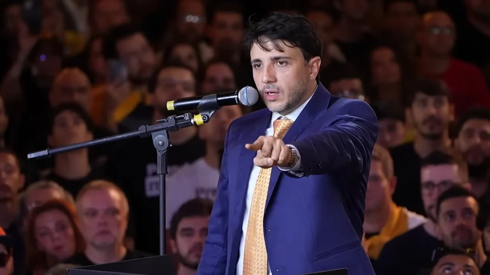 Renan Santos, candidato à Presidência pelo Missão, durante agenda de campanha