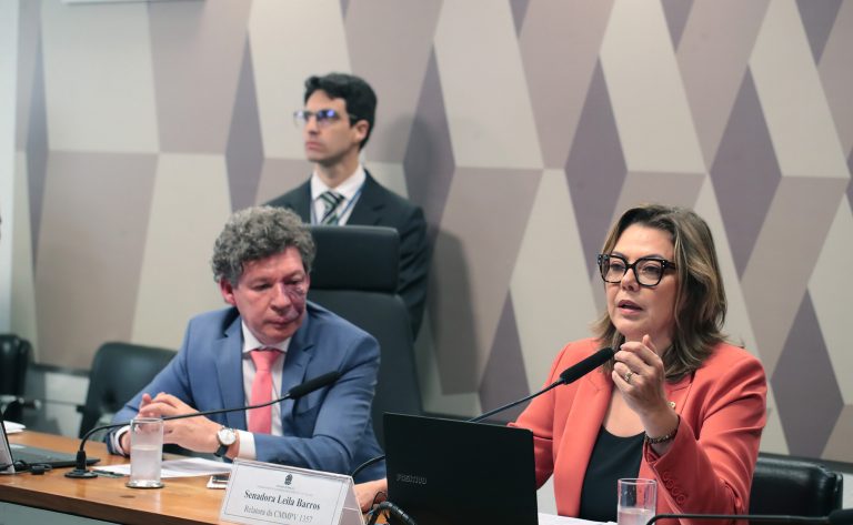 Senadora Leila Barros, relatora da medida provisória da taxa das blusinhas