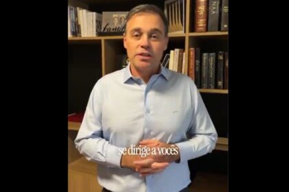 André Mendonça durante manifestação em meio à crise no STF