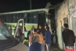 Ônibus escolar envolvido em acidente que matou motorista em Aroeiras, na Paraíba