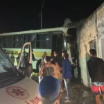 Ônibus escolar envolvido em acidente que matou motorista em Aroeiras, na Paraíba