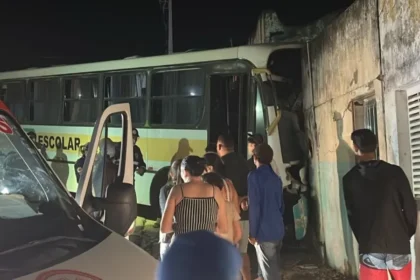 Ônibus escolar envolvido em acidente que matou motorista em Aroeiras, na Paraíba