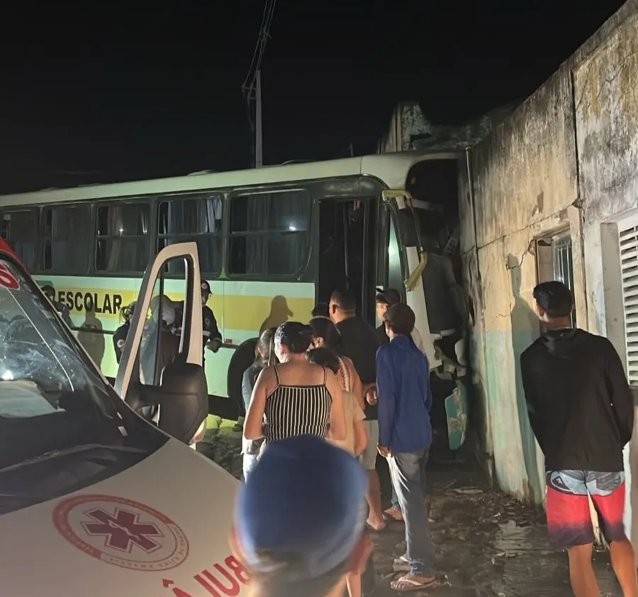 Ônibus escolar envolvido em acidente que matou motorista em Aroeiras, na Paraíba