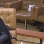 Ministros Alexandre de Moraes e André Mendonça durante sessão do STF