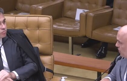 Ministros Alexandre de Moraes e André Mendonça durante sessão do STF