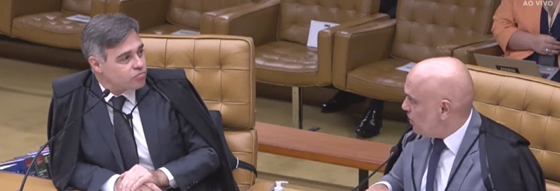 Ministros Alexandre de Moraes e André Mendonça durante sessão do STF