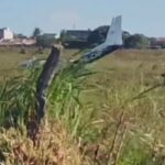 Avião de pequeno porte após pouso forçado em área de mato em Santa Rita, na Grande João Pessoa