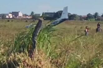 Avião de pequeno porte após pouso forçado em área de mato em Santa Rita, na Grande João Pessoa
