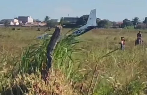 Avião de pequeno porte após pouso forçado em área de mato em Santa Rita, na Grande João Pessoa