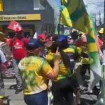 Apoiadores de Lula e Flávio Bolsonaro entram em confronto em Mangabeira, João Pessoa.