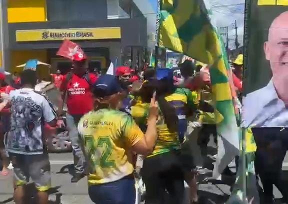 Apoiadores de Lula e Flávio Bolsonaro entram em confronto em Mangabeira, João Pessoa.