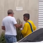 Carteiro realiza entrega de correspondências durante período eleitoral na Paraíba