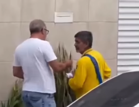 Carteiro realiza entrega de correspondências durante período eleitoral na Paraíba