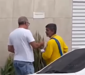 Carteiro realiza entrega de correspondências durante período eleitoral na Paraíba