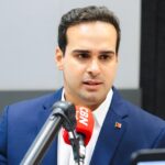 Lucas Ribeiro durante entrevista em que anunciou propostas para saúde e segurança na Paraíba