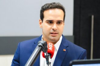 Lucas Ribeiro durante entrevista em que anunciou propostas para saúde e segurança na Paraíba
