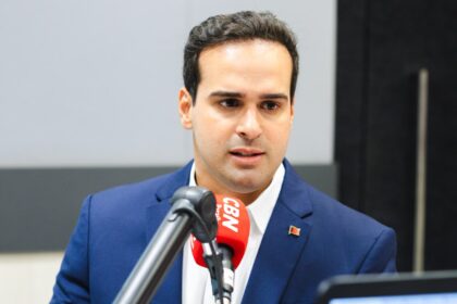 Lucas Ribeiro durante entrevista em que anunciou propostas para saúde e segurança na Paraíba