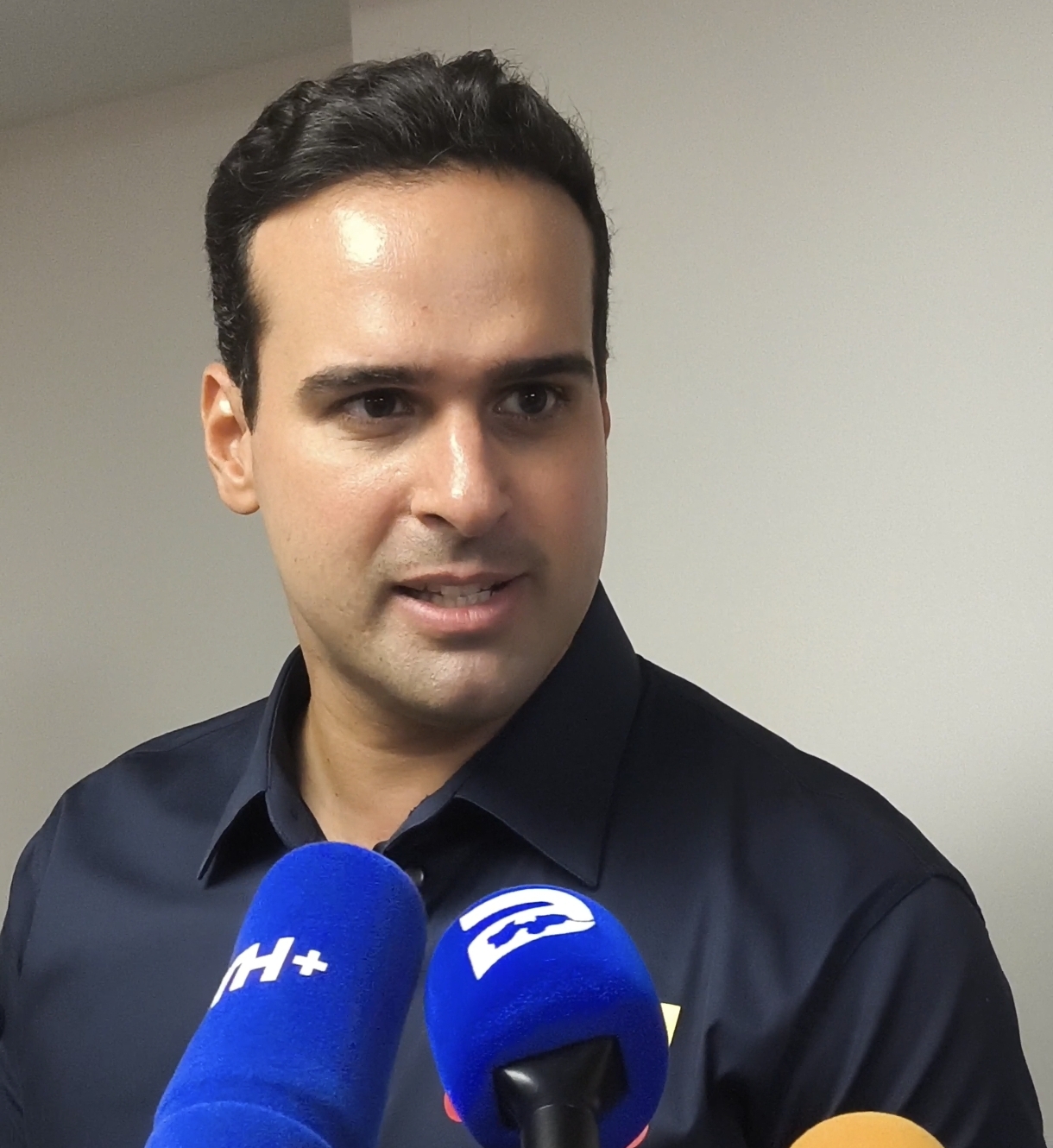Lucas Ribeiro durante declaração sobre denúncias de suposta compra de votos na campanha eleitoral