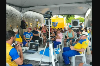 Trabalhadores dos Correios durante assembleia na Paraíba