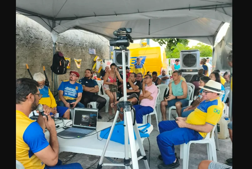 Trabalhadores dos Correios durante assembleia na Paraíba