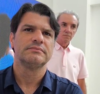 Léo Bezerra durante entrevista em João Pessoa