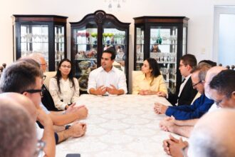 Governador Lucas Ribeiro se reúne com lideranças católicas da Paraíba
