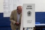 Gilmar Mendes vota durante o primeiro turno das Eleições 2026 em Cuiabá.