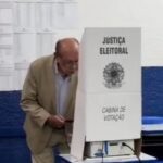 Gilmar Mendes vota durante o primeiro turno das Eleições 2026 em Cuiabá.