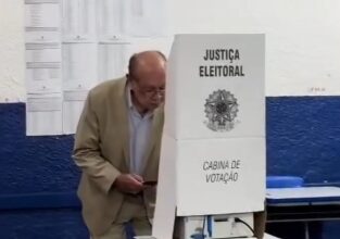 Gilmar Mendes vota durante o primeiro turno das Eleições 2026 em Cuiabá.