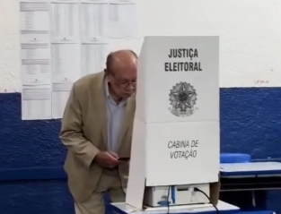 Gilmar Mendes vota durante o primeiro turno das Eleições 2026 em Cuiabá.