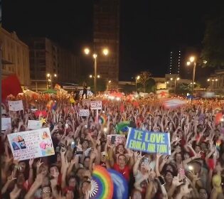 Apoiadores de Lula participam de ato político no Ponto de Cem Réis, no Centro de João Pessoa, com presença de Erika Hilton.