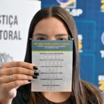 Eleitor utiliza urna eletrônica durante votação nas Eleições 2026.