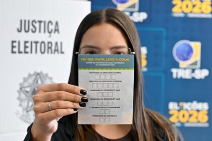 Eleitor utiliza urna eletrônica durante votação nas Eleições 2026.