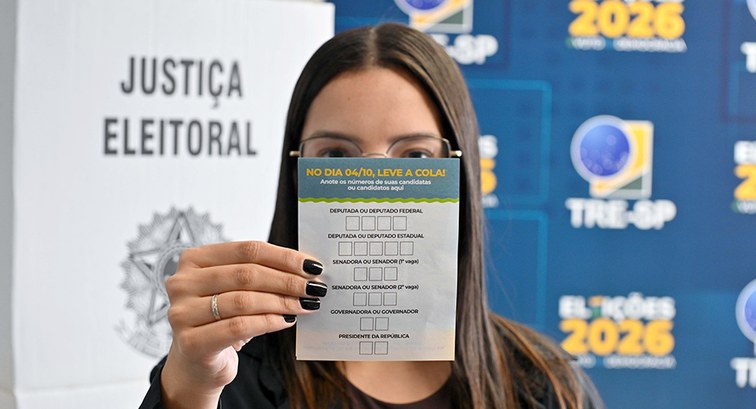 Eleitor utiliza urna eletrônica durante votação nas Eleições 2026.