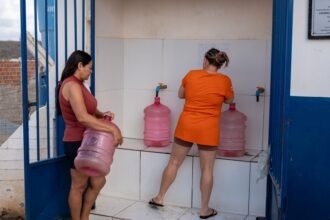Sistemas de dessalinização do Programa Água Doce ampliam o acesso à água potável em comunidades rurais da Paraíba.
