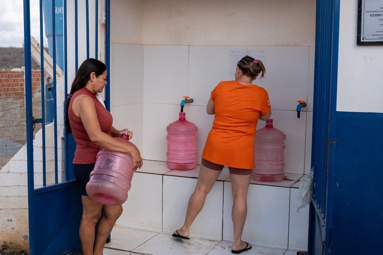 Sistemas de dessalinização do Programa Água Doce ampliam o acesso à água potável em comunidades rurais da Paraíba.