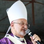 Fiéis participam de missa católica durante as celebrações do Dia de Finados na Paraíba.